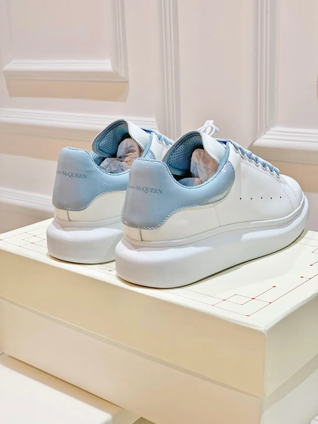 👟👟Ex-factory price 560👟👟 𝐀𝐥𝐞𝐱𝐚𝐧𝐝𝐞𝐫 𝐌𝐜𝐐𝐮𝐞𝐞𝐧A must-have for going out ~ full of confidence. McQueen white shoes are versatile and can instantly elongate your proportions. The long legs that fill the screen make you confident, sweet and cool, and can be controlled by both male and female gods, making you look better as you wear them. ⭐Shoe upper material: first-layer cowhide ⭐Shoe lining material: sheepskin ⭐Available sizes: 35-40, male 39-45 (female 40, male 45 customized)